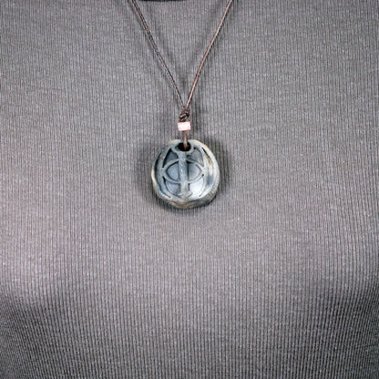 Einzigartiger handgefertigter Chalice Well Amulett Talisman aus traditionell gebranntem Ton mit Leder- oder Baumwollband