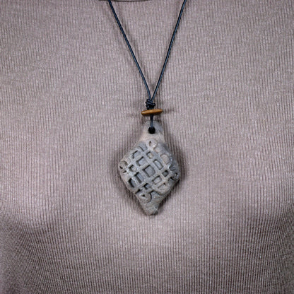 Einzigartiger Rauchbrand-Amulett Talisman- Samhain - aus traditionell gebranntem Ton - Spiritueller Schmuck für keltische Feste