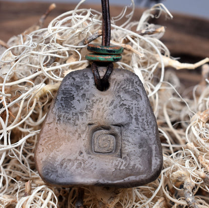 Einzigartiges handgefertigtes Amulett Mabon aus traditionell gebranntem Ton - Dein persönlicher Glücksbringer mit Leder- oder Baumwollband