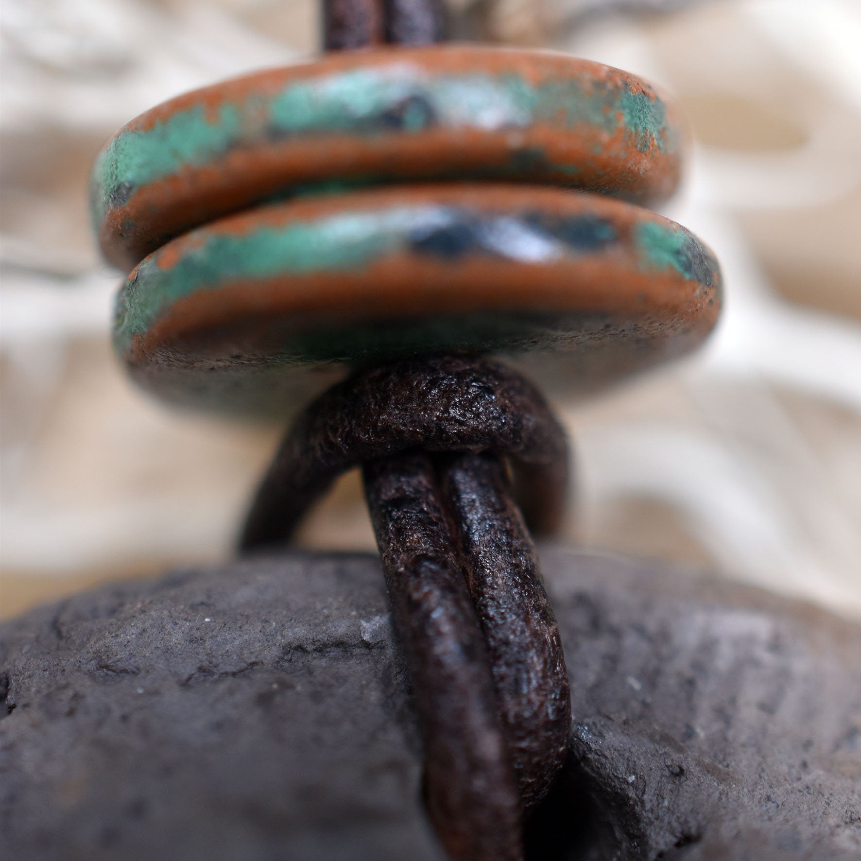 Einzigartiges handgefertigtes Amulett Mabon aus traditionell gebranntem Ton - Dein persönlicher Glücksbringer mit Leder- oder Baumwollband
