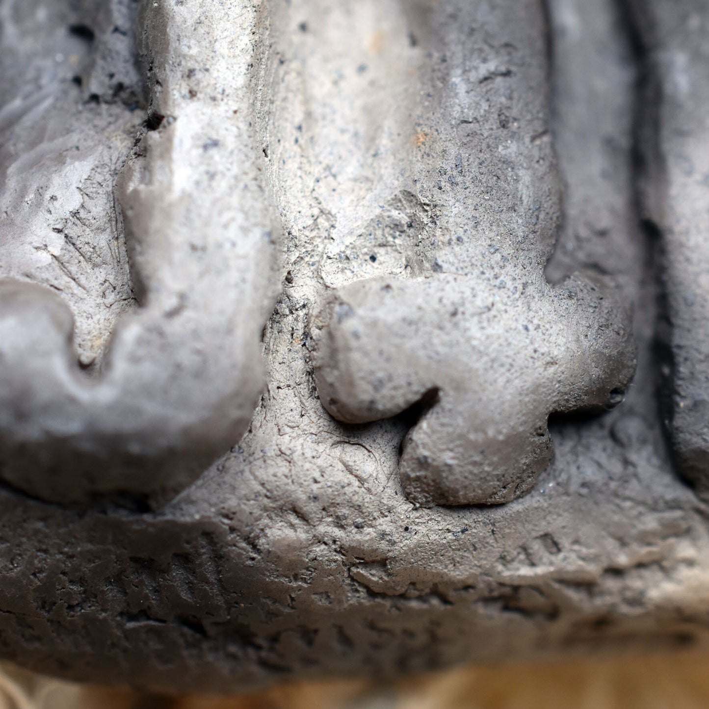 Einzigartiges handgefertigtes Amulett Mabon aus traditionell gebranntem Ton - Dein persönlicher Glücksbringer mit Leder- oder Baumwollband
