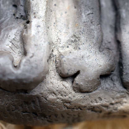 Einzigartiges handgefertigtes Amulett Mabon aus traditionell gebranntem Ton - Dein persönlicher Glücksbringer mit Leder- oder Baumwollband