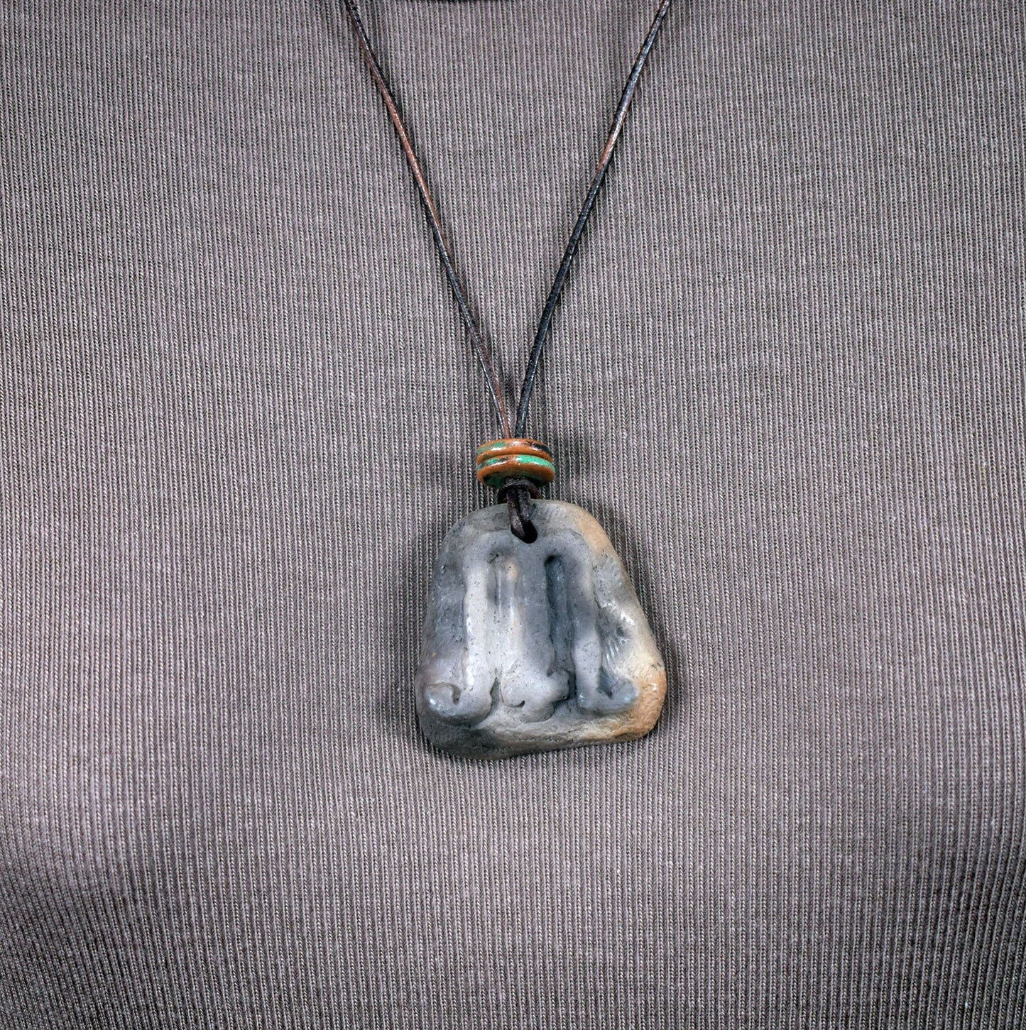 Einzigartiges handgefertigtes Amulett Mabon aus traditionell gebranntem Ton - Dein persönlicher Glücksbringer mit Leder- oder Baumwollband