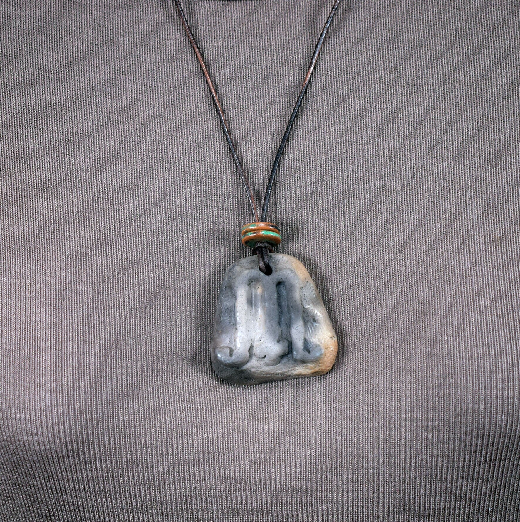 Einzigartiges handgefertigtes Amulett Mabon aus traditionell gebranntem Ton - Dein persönlicher Glücksbringer mit Leder- oder Baumwollband