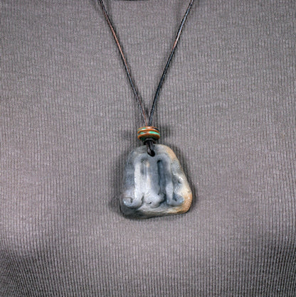 Einzigartiges handgefertigtes Amulett Mabon aus traditionell gebranntem Ton - Dein persönlicher Glücksbringer mit Leder- oder Baumwollband