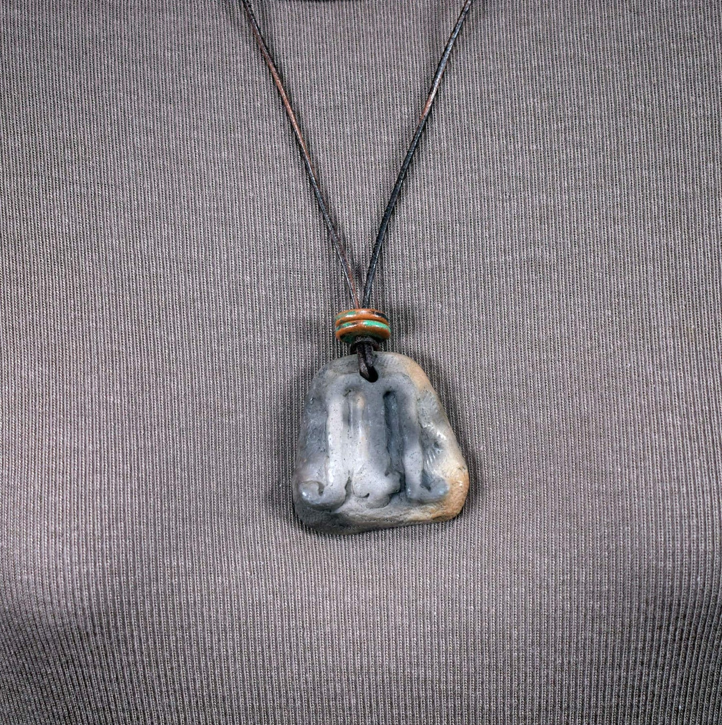 Einzigartiges handgefertigtes Amulett Mabon aus traditionell gebranntem Ton - Dein persönlicher Glücksbringer mit Leder- oder Baumwollband
