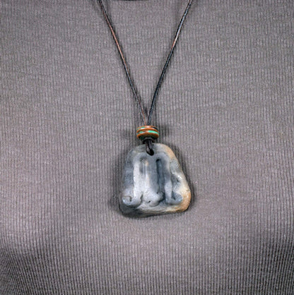 Einzigartiges handgefertigtes Amulett Mabon aus traditionell gebranntem Ton - Dein persönlicher Glücksbringer mit Leder- oder Baumwollband