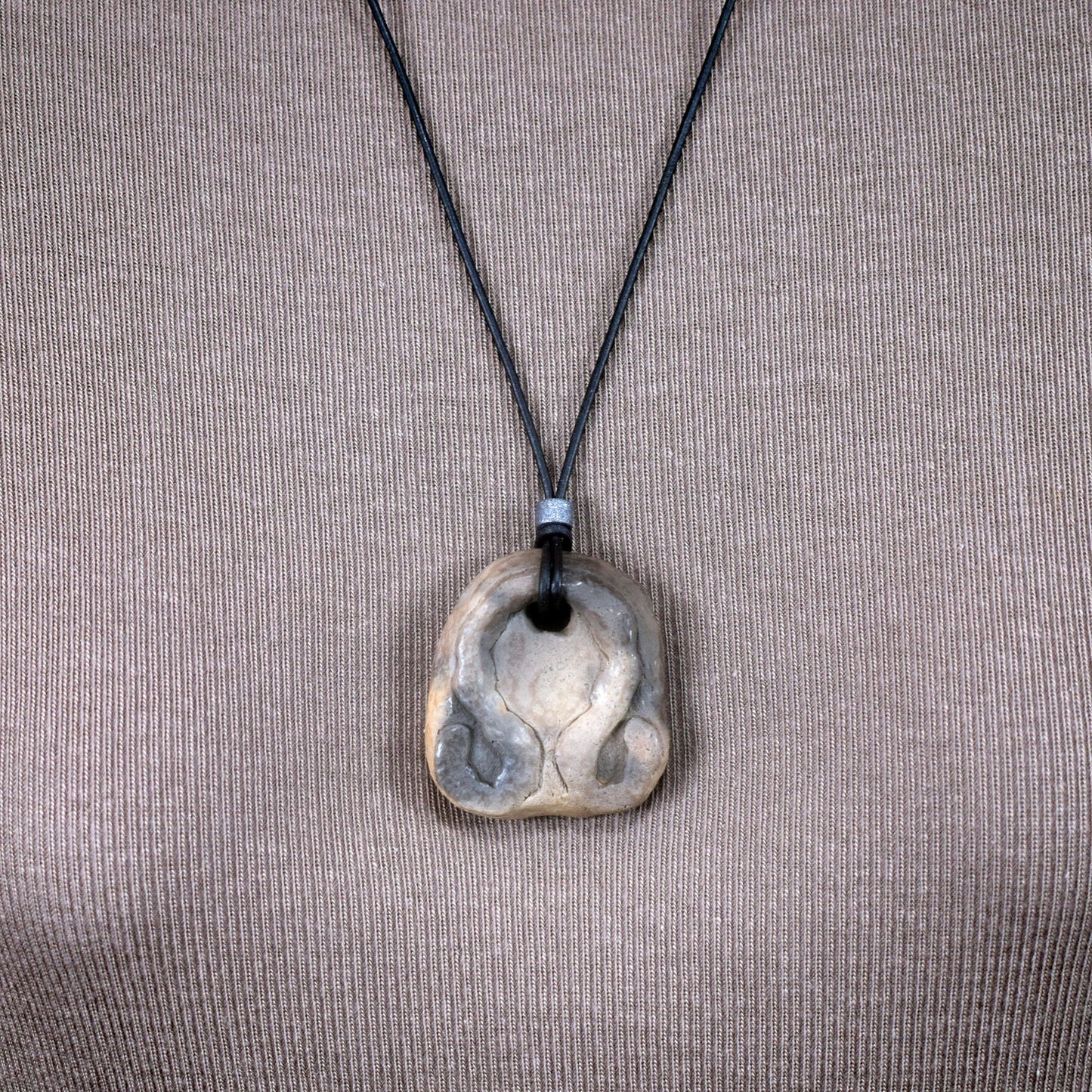 Einzigartiges Amulett Litha aus gebranntem Ton – Dein spiritueller Glücksbringer mit verstellbarem Leder- oder Baumwollband und Perle