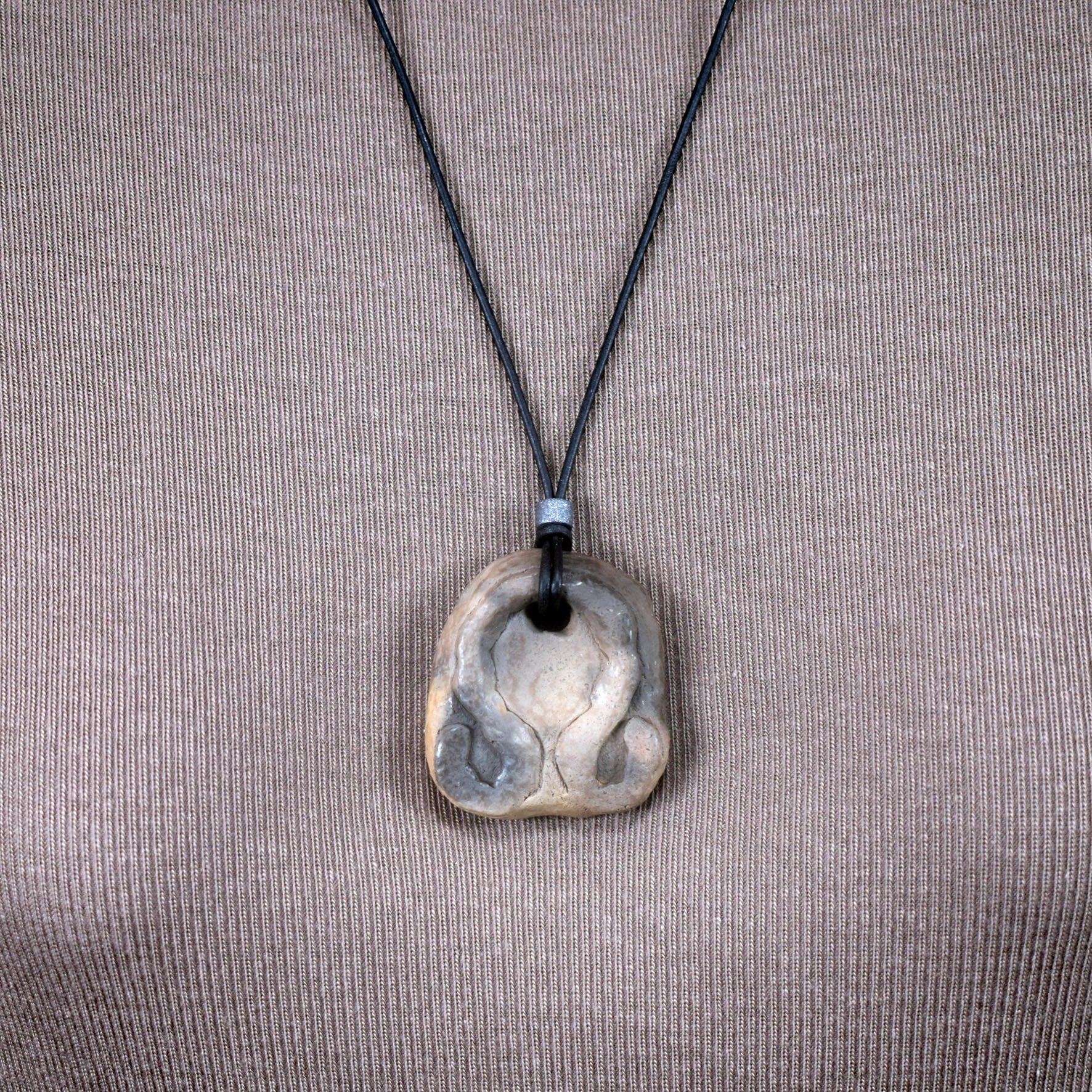 Einzigartiges Amulett Litha aus gebranntem Ton – Dein spiritueller Glücksbringer mit verstellbarem Leder- oder Baumwollband und Perle