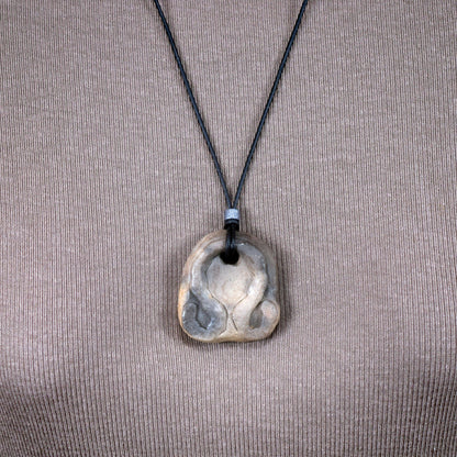 Einzigartiges Amulett Litha aus gebranntem Ton – Dein spiritueller Glücksbringer mit verstellbarem Leder- oder Baumwollband und Perle