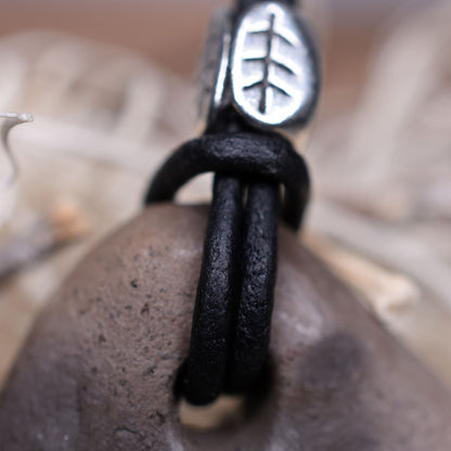 Handgemachte Rauchbrandkunst - Traditionell gebrannter Ton Glücksbringer Amulett Talisman mit Imbolc Symbol mit Leder- oder Baumwollband