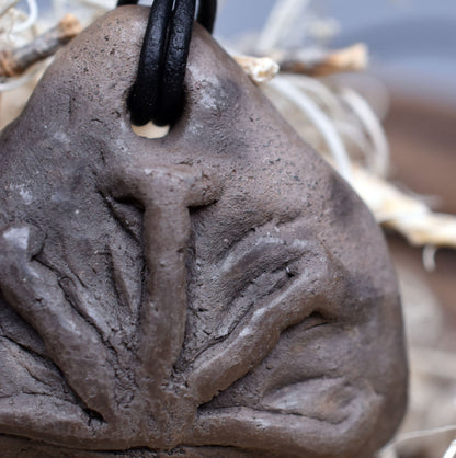 Handgemachte Rauchbrandkunst - Traditionell gebrannter Ton Glücksbringer Amulett Talisman mit Imbolc Symbol mit Leder- oder Baumwollband