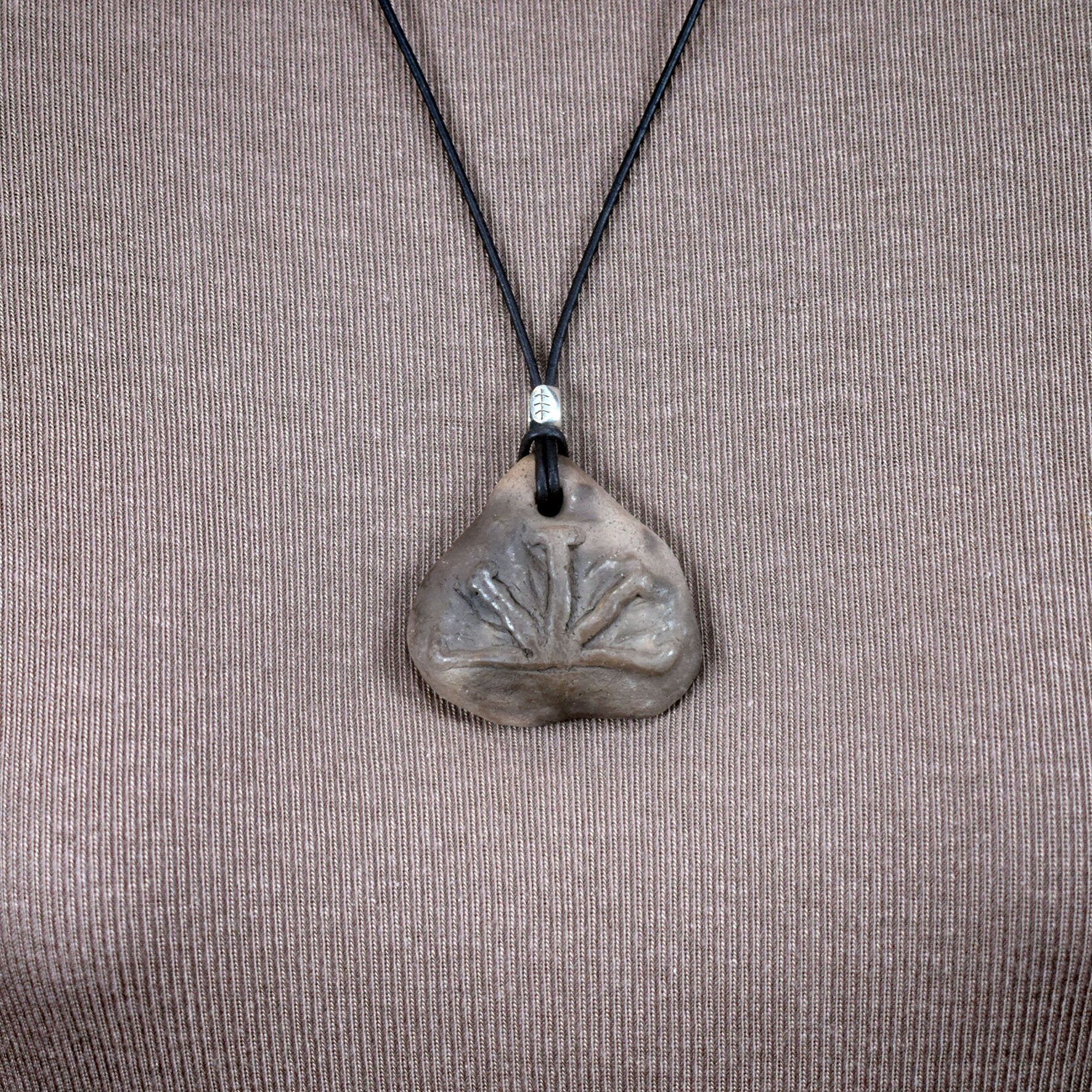 Handgemachte Rauchbrandkunst - Traditionell gebrannter Ton Glücksbringer Amulett Talisman mit Imbolc Symbol mit Leder- oder Baumwollband