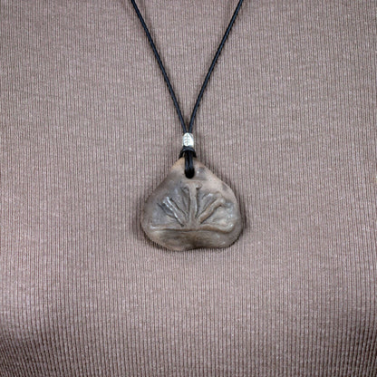 Handgemachte Rauchbrandkunst - Traditionell gebrannter Ton Glücksbringer Amulett Talisman mit Imbolc Symbol mit Leder- oder Baumwollband