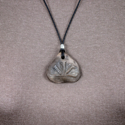 Handgemachte Rauchbrandkunst - Traditionell gebrannter Ton Glücksbringer Amulett Talisman mit Imbolc Symbol mit Leder- oder Baumwollband