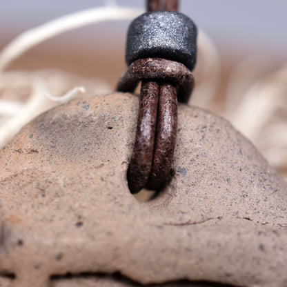 Schmuck und Amulette aus traditionell gebranntem Ton – Einzigartige keltische Symbole und historische Handwerkskunst für Yule und mehr