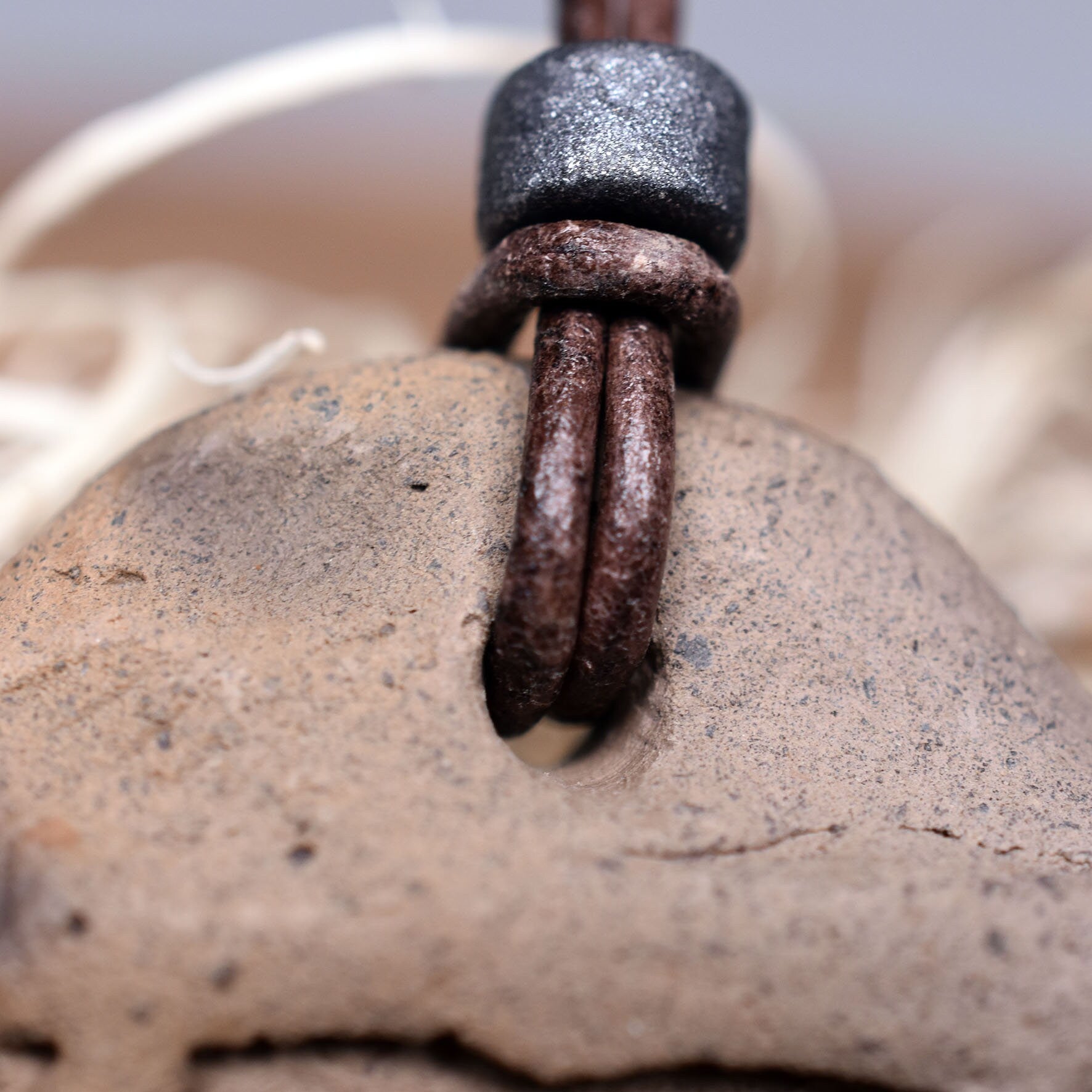 Schmuck und Amulette aus traditionell gebranntem Ton – Einzigartige keltische Symbole und historische Handwerkskunst für Yule und mehr