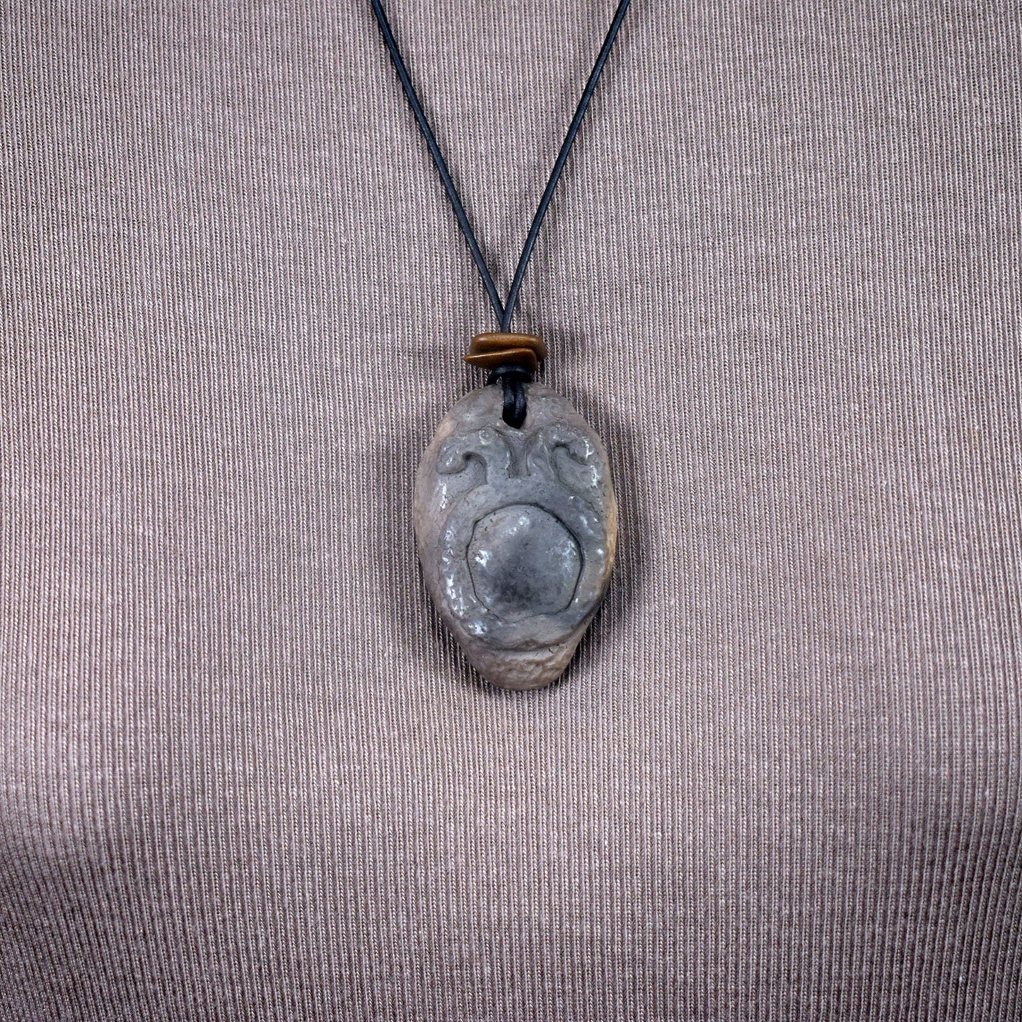 Handgemachte Rauchbrandkunst | Traditionell gebranntes Ton-Amulett als Glücksbringer Schmuck für Ostara mit Leder- oder Baumwollband