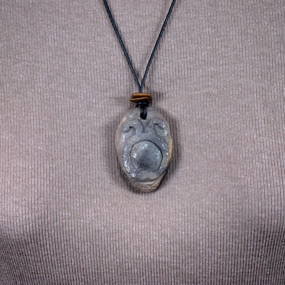 Handgemachte Rauchbrandkunst | Traditionell gebranntes Ton-Amulett als Glücksbringer Schmuck für Ostara mit Leder- oder Baumwollband