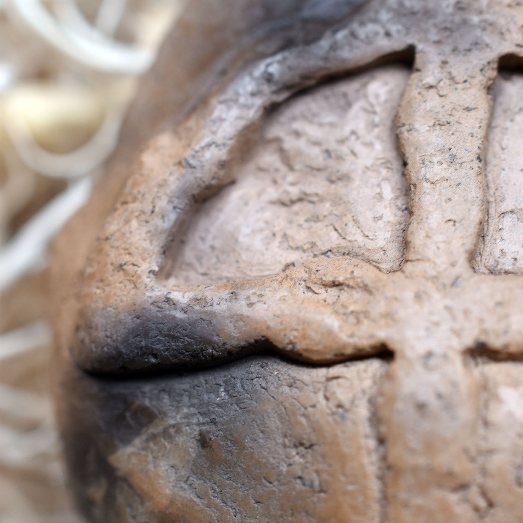 Handgemachte Rauchbrandkunst - Glücksbringer Amulett aus gebranntem Ton - Historische Handwerkskunst vereint mit keltischem Symbol