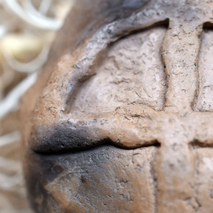 Handgemachte Rauchbrandkunst - Glücksbringer Amulett aus gebranntem Ton - Historische Handwerkskunst vereint mit keltischem Symbol