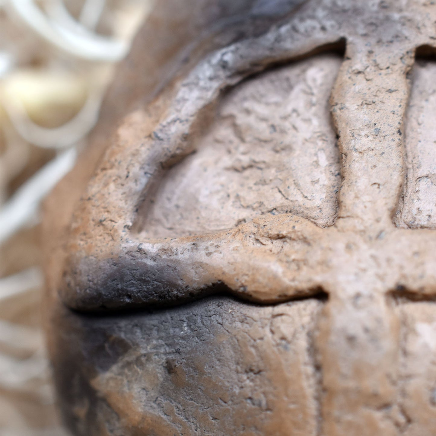 Handgemachte Rauchbrandkunst - Glücksbringer Amulett aus gebranntem Ton - Historische Handwerkskunst vereint mit keltischem Symbol