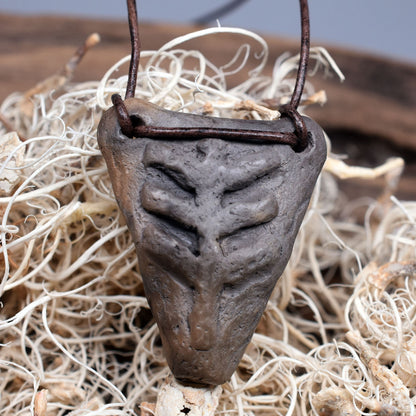 Handgemachte Rauchbrandkunst - Set aus 8 Amulett Schmuckstücken mit keltischen Symbolen Traditionell gebrannter Ton | Glücksbringer/Talisman