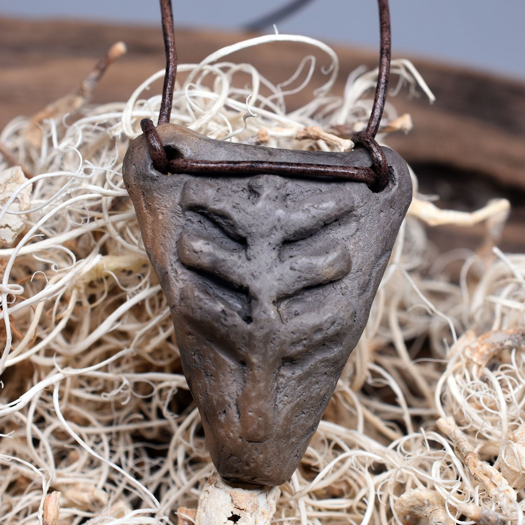 Handgemachte Rauchbrandkunst - Set aus 8 Amulett Schmuckstücken mit keltischen Symbolen Traditionell gebrannter Ton | Glücksbringer/Talisman