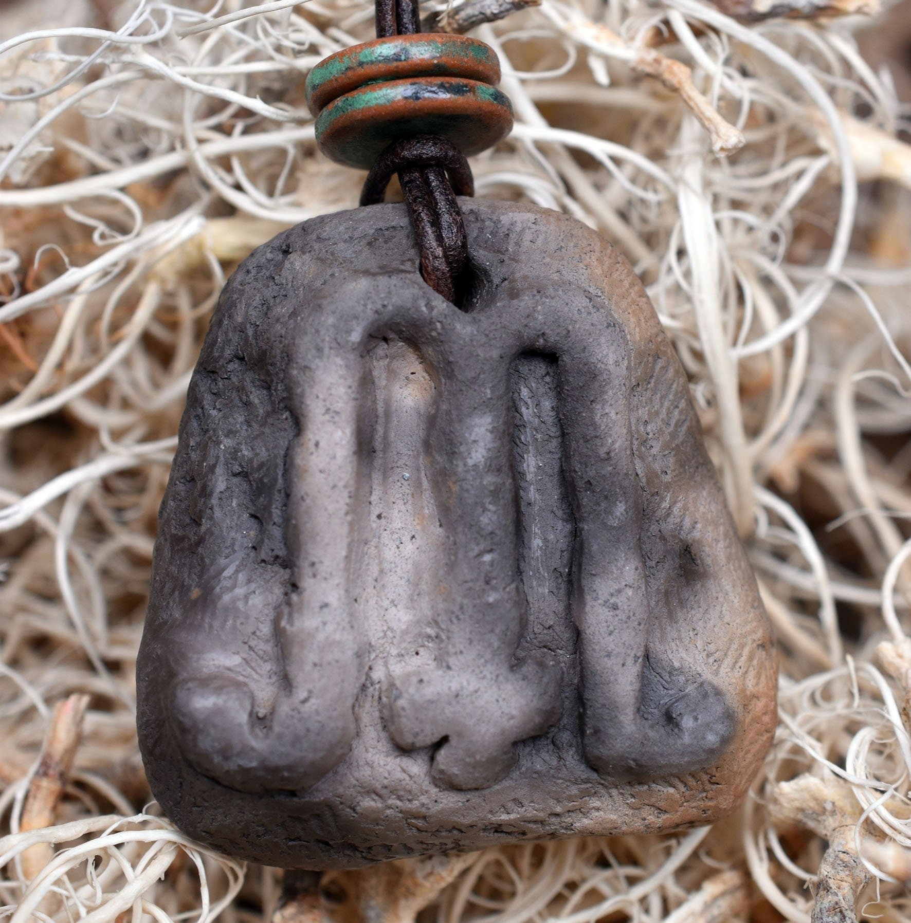 Handgemachte Rauchbrandkunst - Set aus 8 Amulett Schmuckstücken mit keltischen Symbolen Traditionell gebrannter Ton | Glücksbringer/Talisman