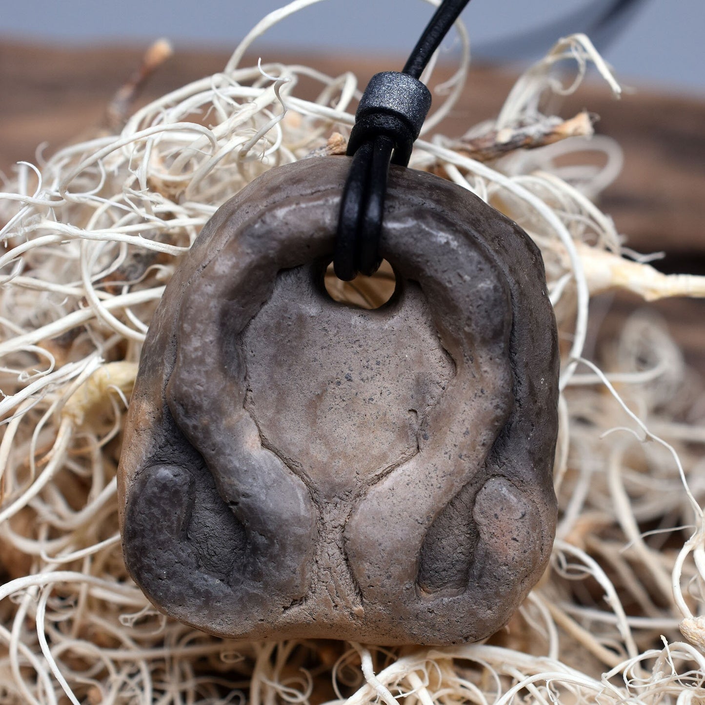 Handgemachte Rauchbrandkunst - Set aus 8 Amulett Schmuckstücken mit keltischen Symbolen Traditionell gebrannter Ton | Glücksbringer/Talisman