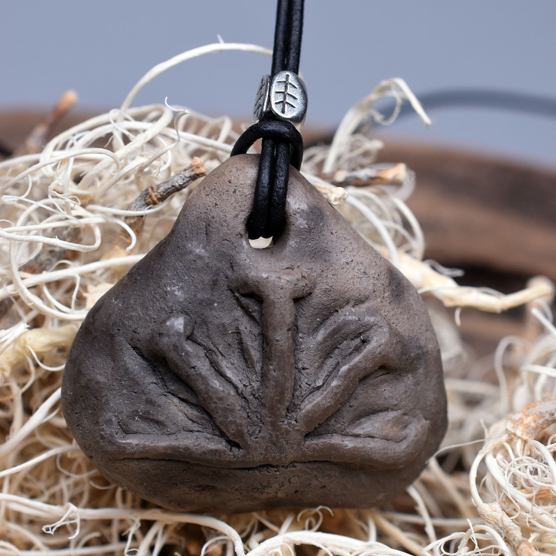 Handgemachte Rauchbrandkunst - Set aus 8 Amulett Schmuckstücken mit keltischen Symbolen Traditionell gebrannter Ton | Glücksbringer/Talisman