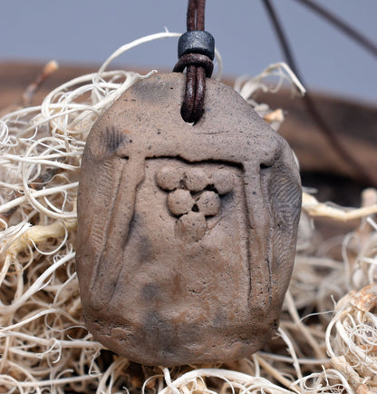 Handgemachte Rauchbrandkunst - Set aus 8 Amulett Schmuckstücken mit keltischen Symbolen Traditionell gebrannter Ton | Glücksbringer/Talisman