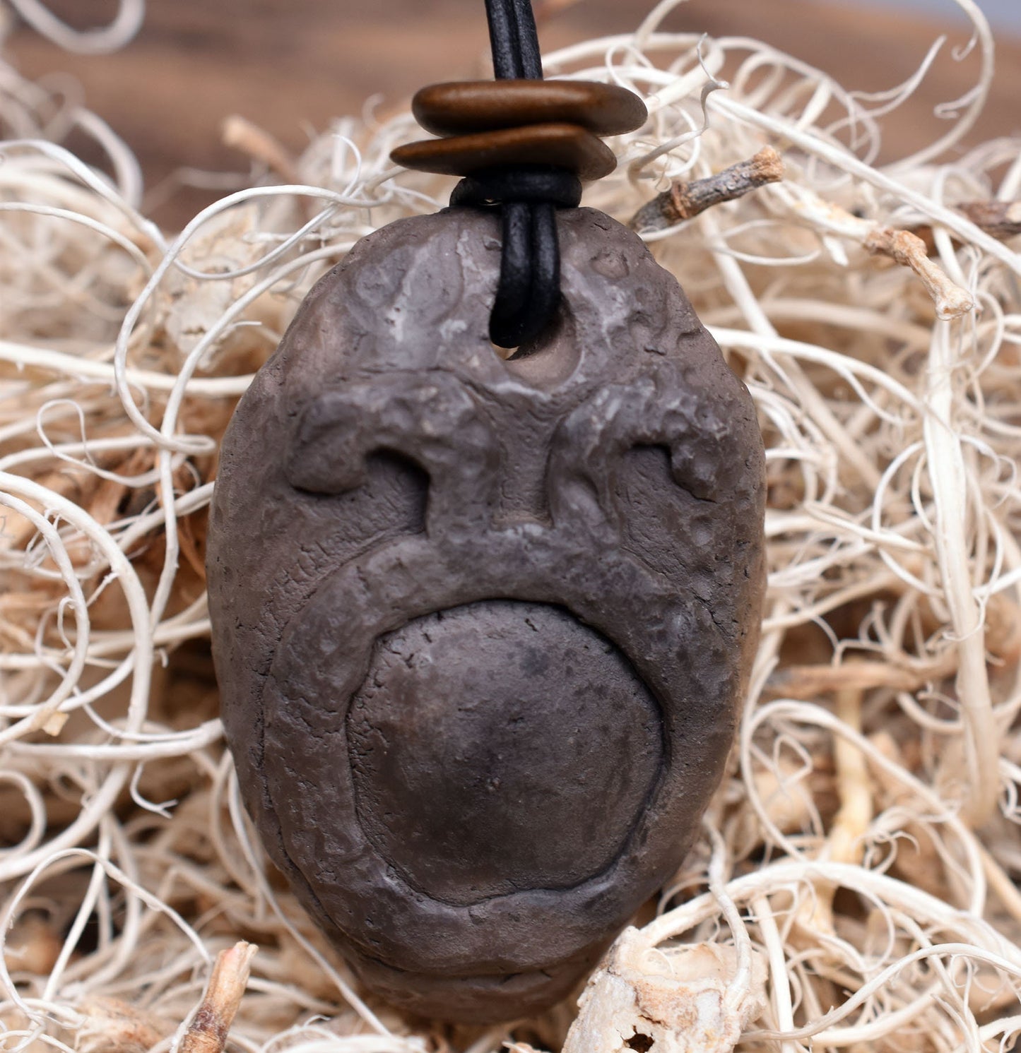 Handgemachte Rauchbrandkunst - Set aus 8 Amulett Schmuckstücken mit keltischen Symbolen Traditionell gebrannter Ton | Glücksbringer/Talisman