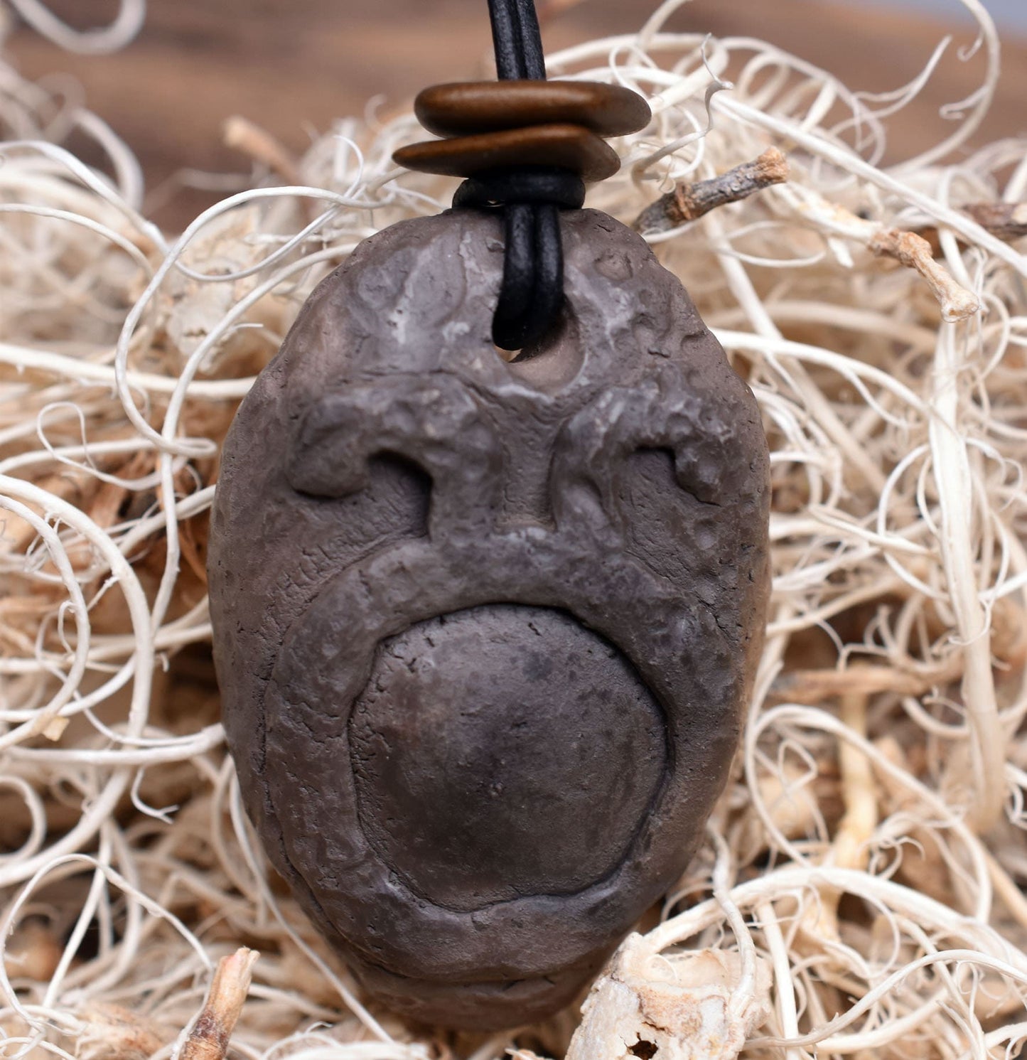 Handgemachte Rauchbrandkunst - Set aus 8 Amulett Schmuckstücken mit keltischen Symbolen Traditionell gebrannter Ton | Glücksbringer/Talisman