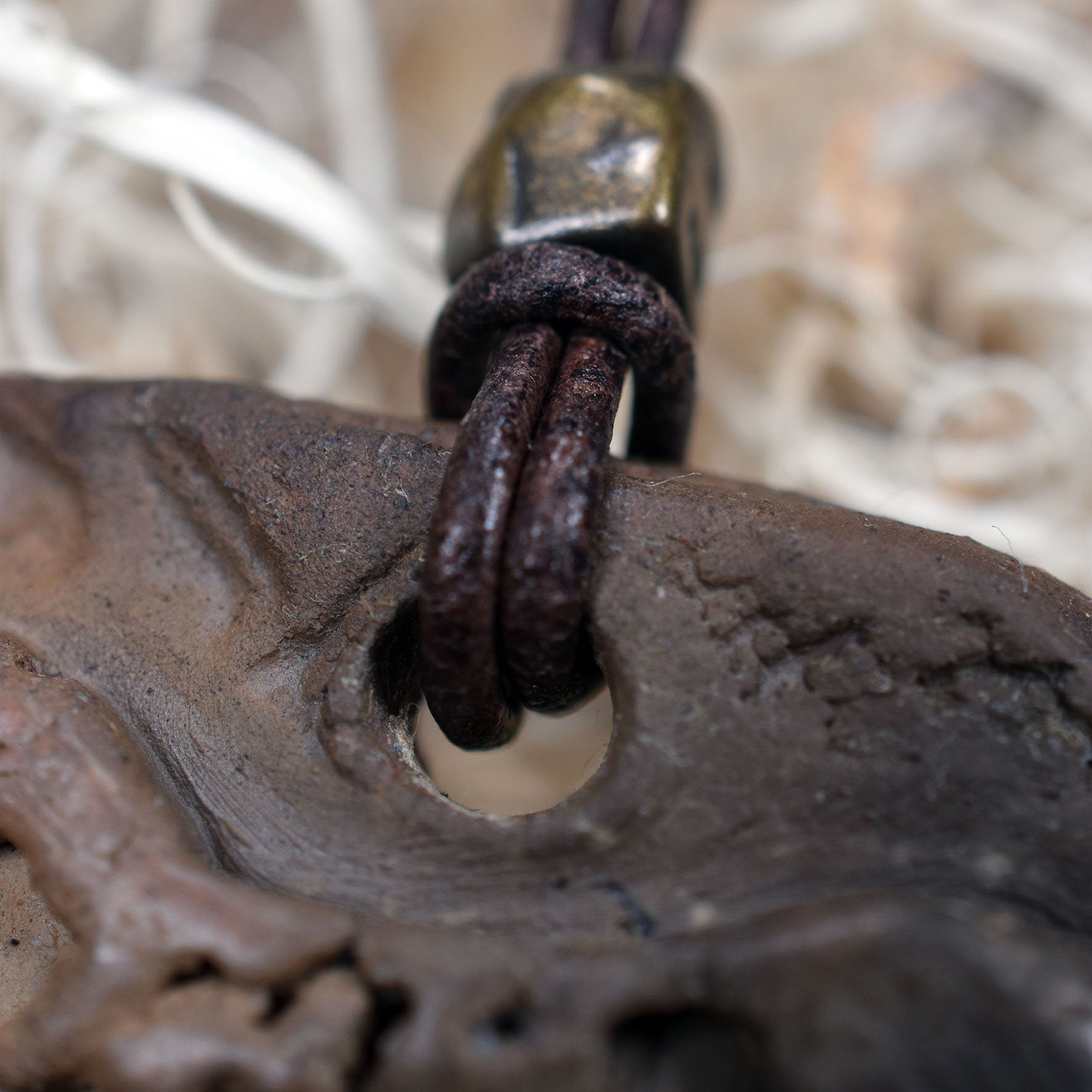 Rauchbrandkunst trifft auf Lascaux Magie - Einzigartiges handgefertigtes Amulett aus Ton – mit Leder- oder Baumwollband