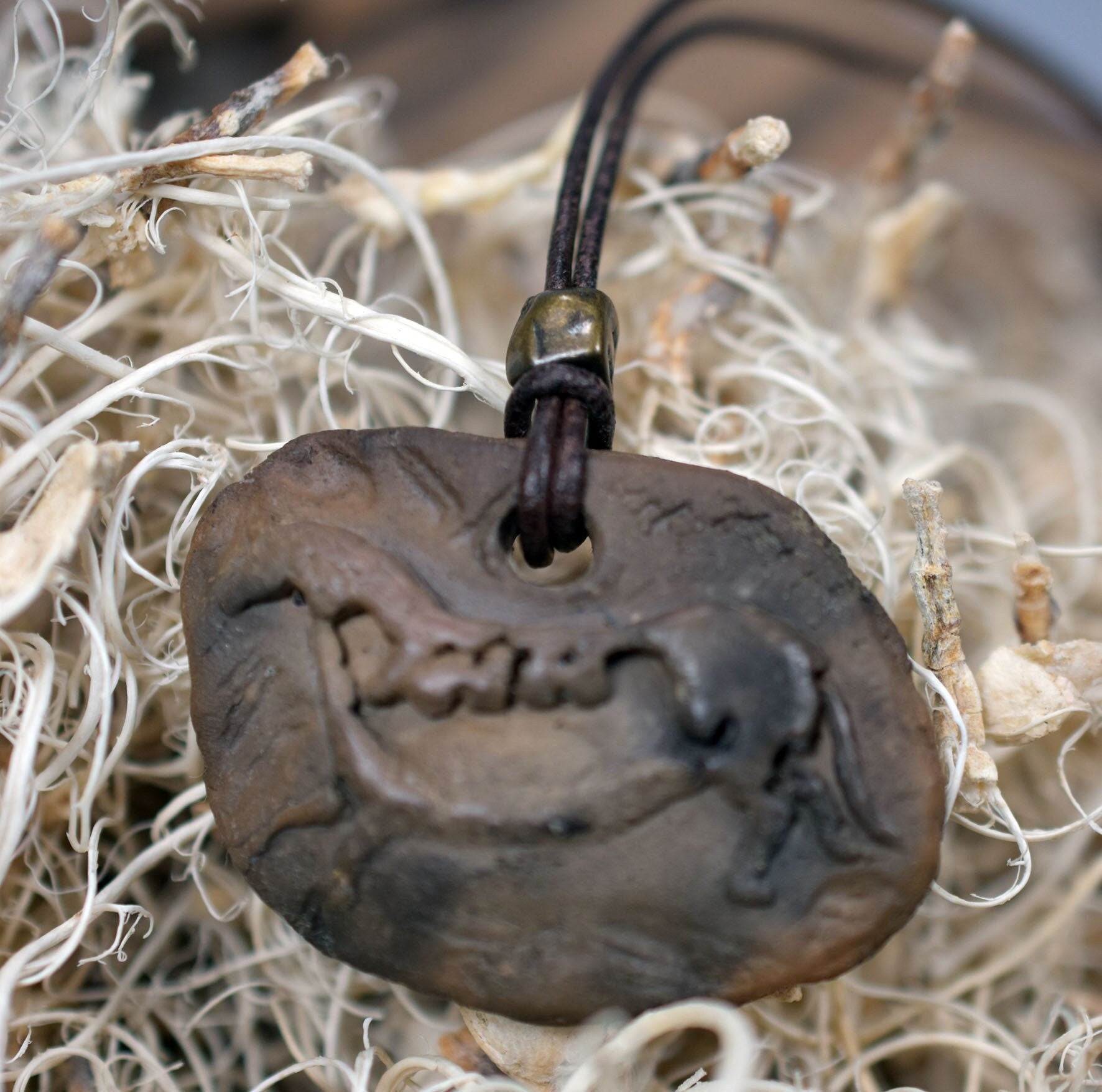 Rauchbrandkunst trifft auf Lascaux Magie - Einzigartiges handgefertigtes Amulett aus Ton – mit Leder- oder Baumwollband