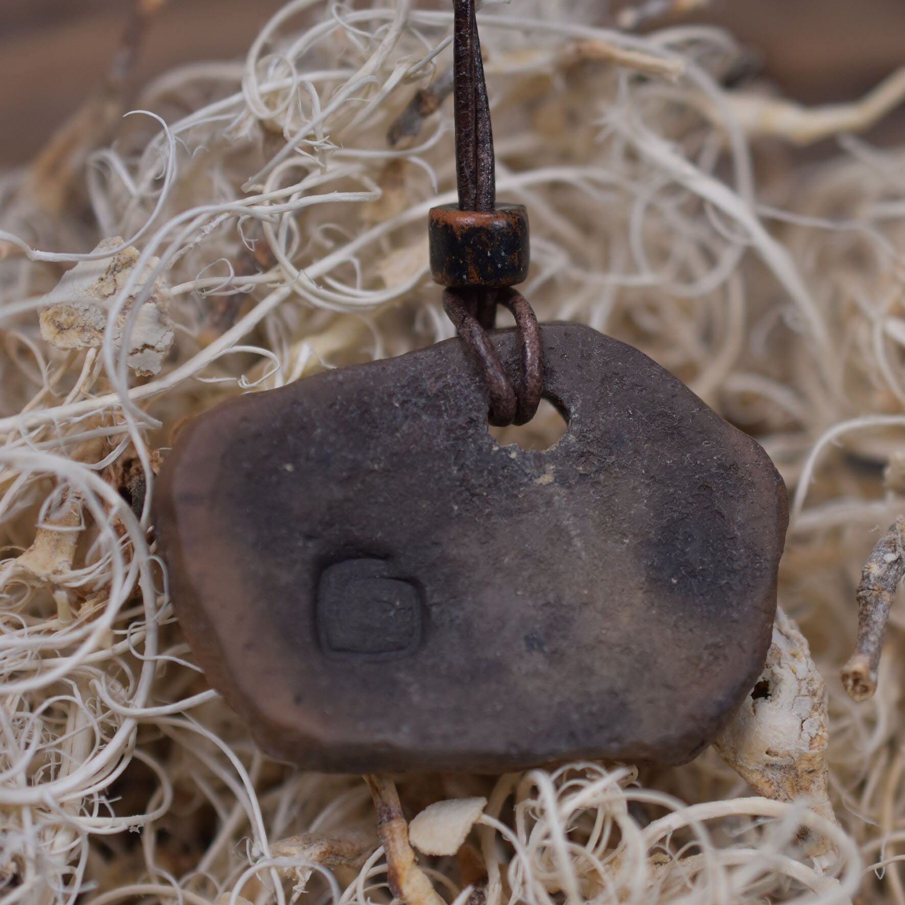 Rauchbrandkunst trifft auf Lascaux Magie - Einzigartiges handgefertigtes Amulett aus Ton – mit Leder- oder Baumwollband