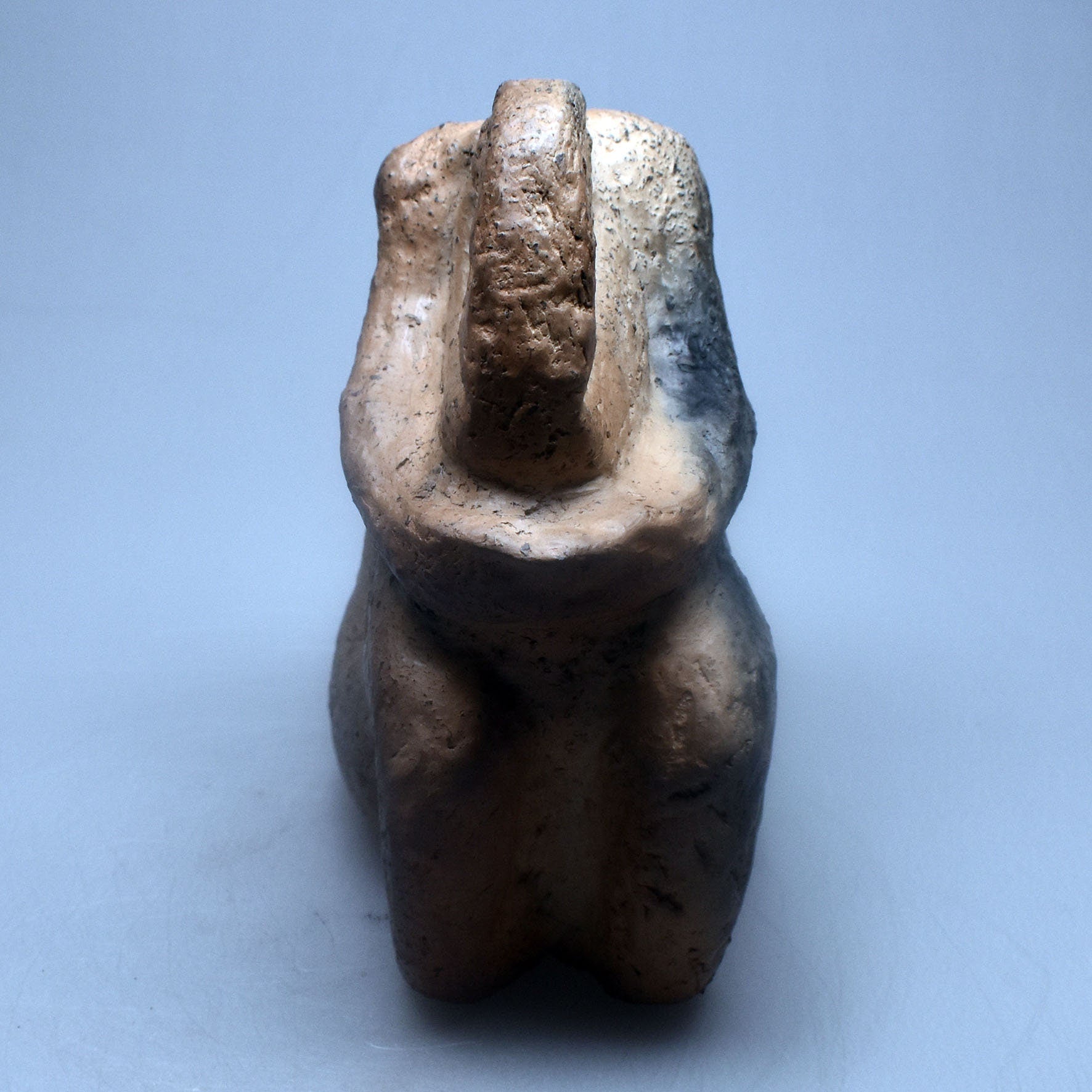 Einzigartige Neolithische Kunstskulptur - Handgefertigte Skulptur aus Naturton und im Rauchbrand veredelt - prähistorische Kunst