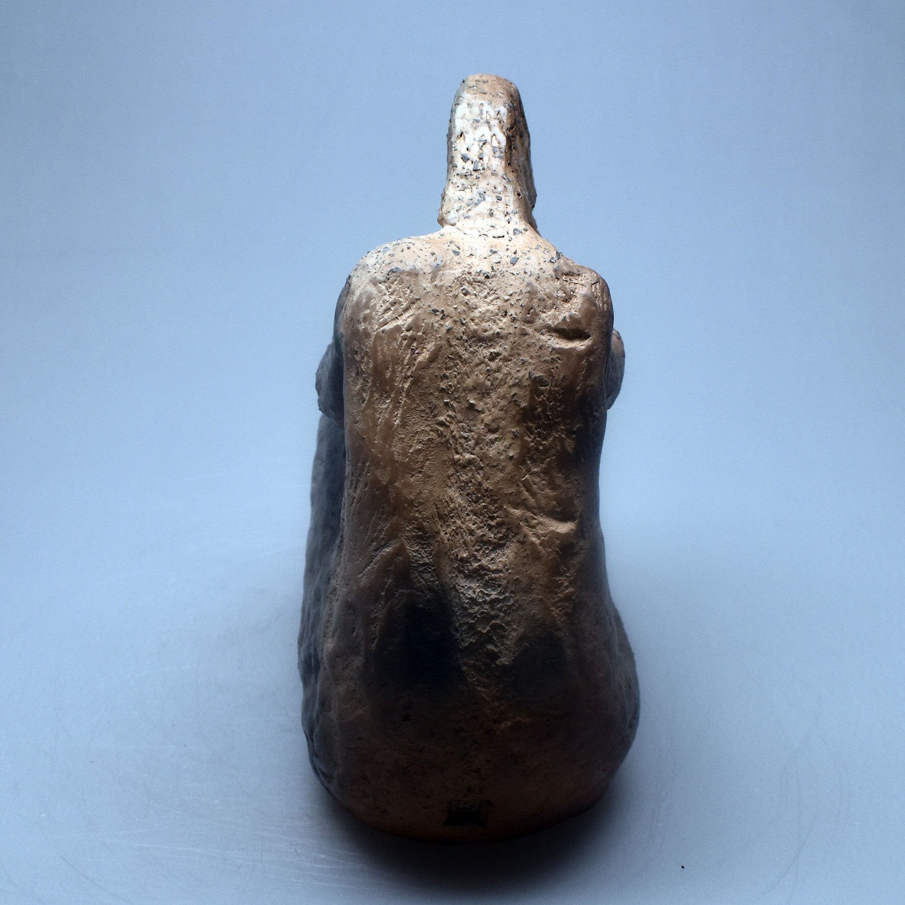 Einzigartige Neolithische Kunstskulptur - Handgefertigte Skulptur aus Naturton und im Rauchbrand veredelt - prähistorische Kunst