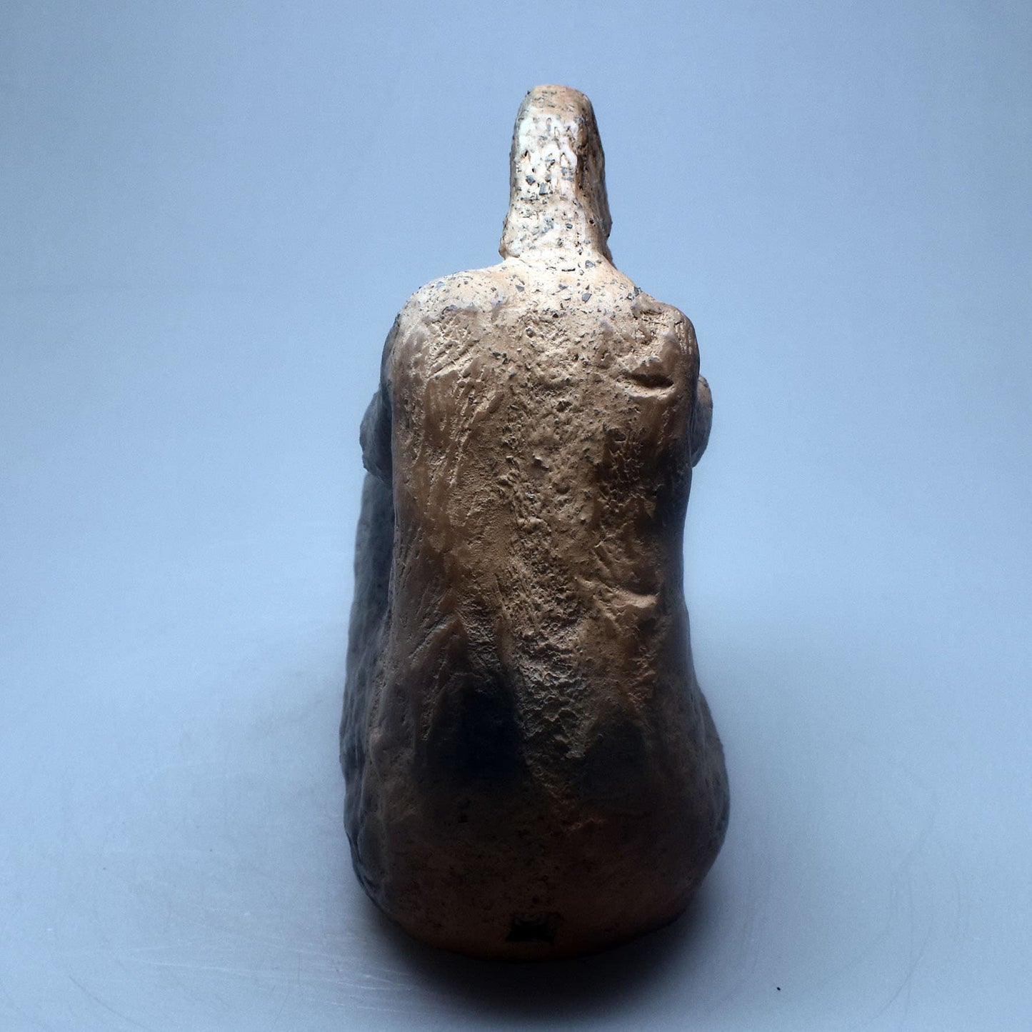 Einzigartige Neolithische Kunstskulptur - Handgefertigte Skulptur aus Naturton und im Rauchbrand veredelt - prähistorische Kunst