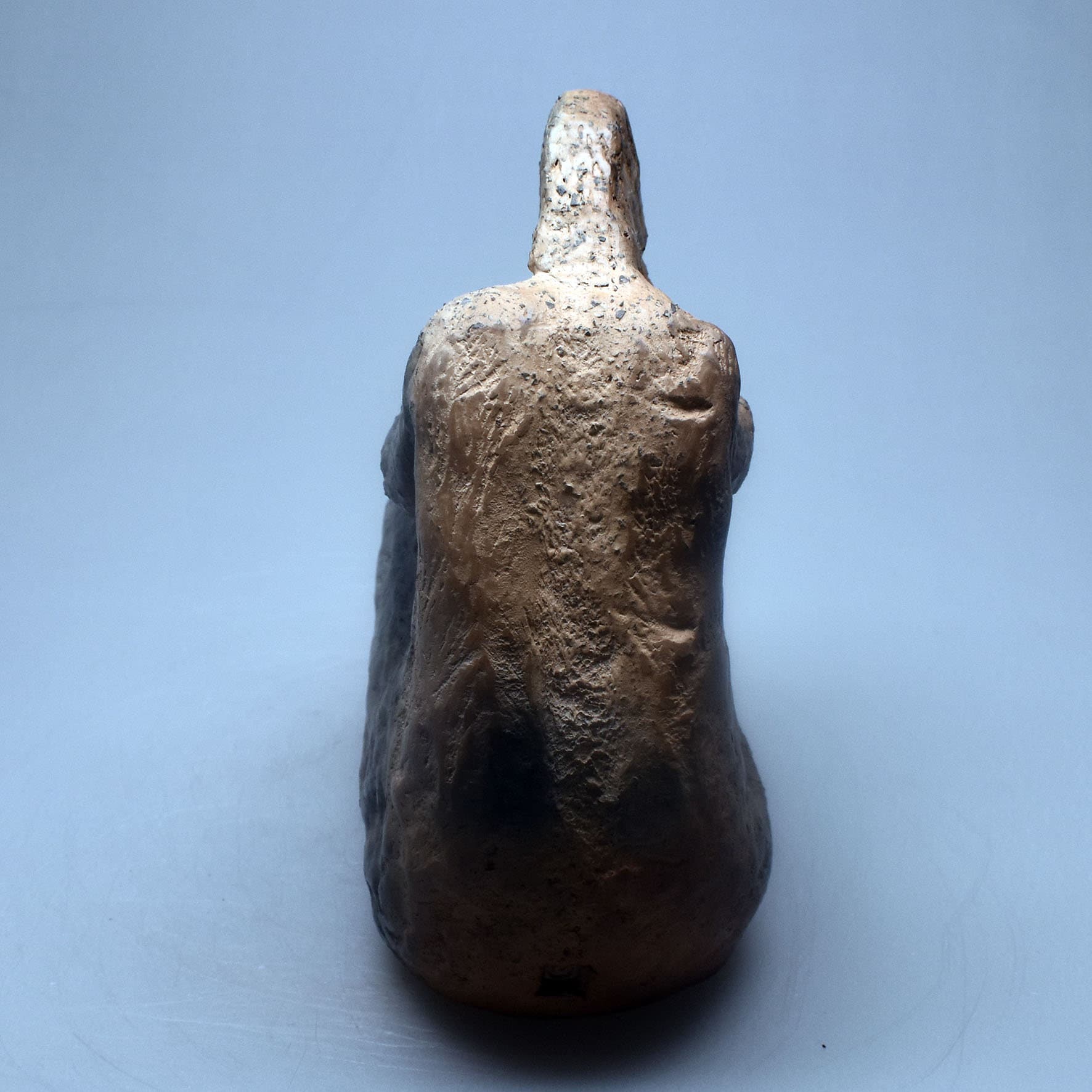 Einzigartige Neolithische Kunstskulptur - Handgefertigte Skulptur aus Naturton und im Rauchbrand veredelt - prähistorische Kunst