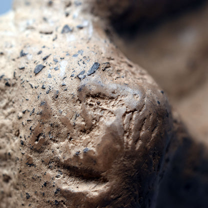 Einzigartige Neolithische Kunstskulptur - Handgefertigte Skulptur aus Naturton und im Rauchbrand veredelt - prähistorische Kunst