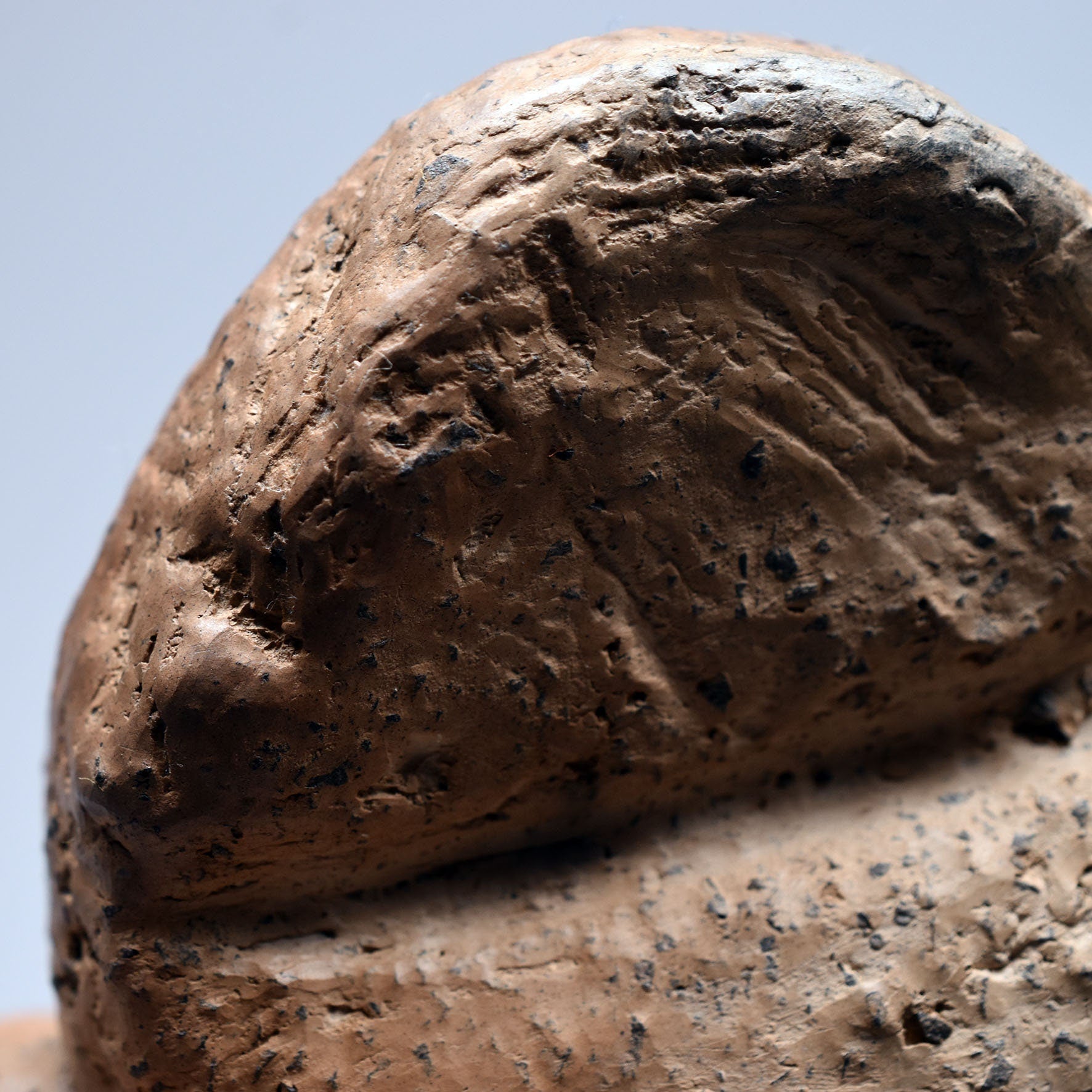 Einzigartige Neolithische Kunstskulptur - Handgefertigte Skulptur aus Naturton und im Rauchbrand veredelt - prähistorische Kunst