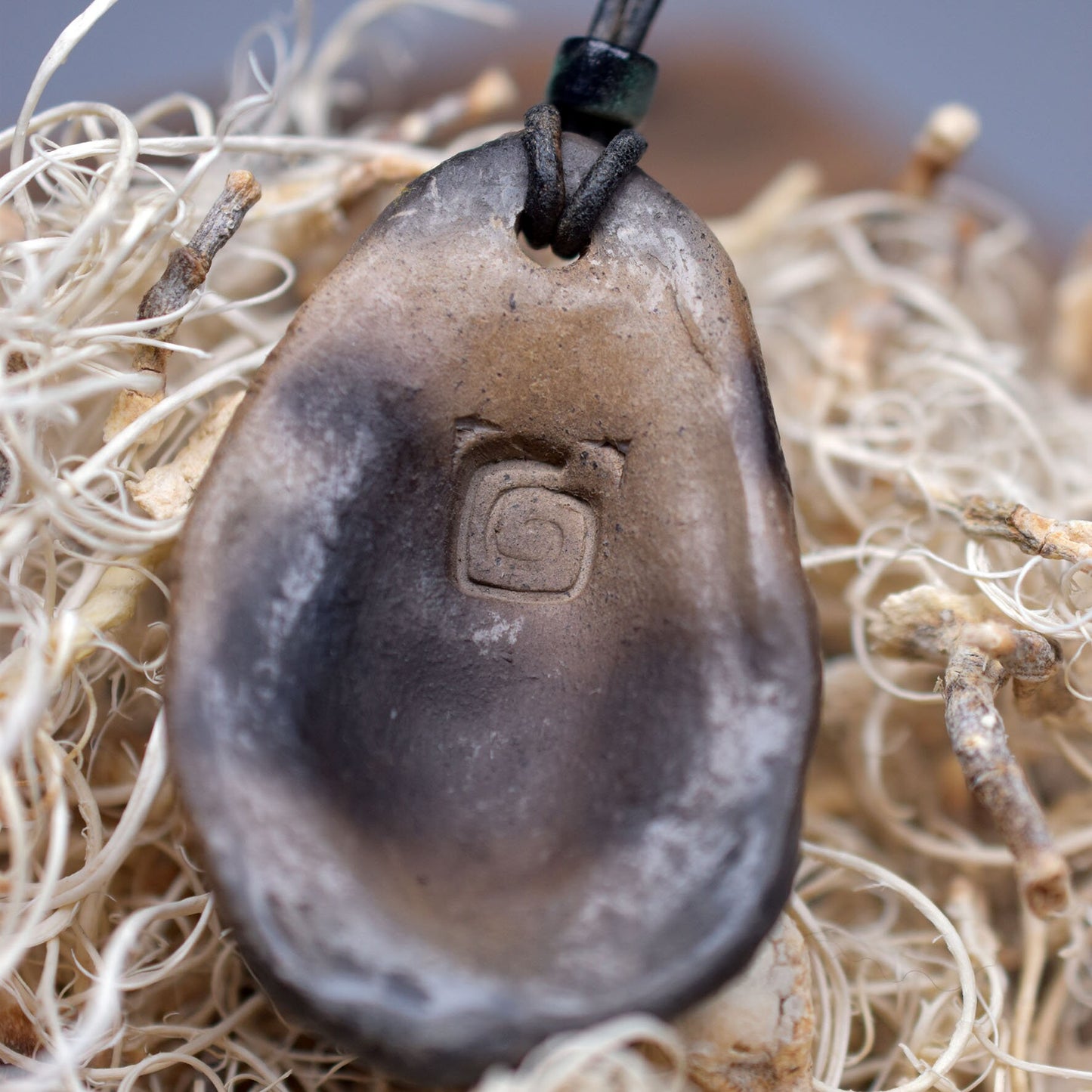 Einzigartiges Glücksbringer Amulett: Rauchbrand Ton Anhänger - Venus von Willendorf mit Leder- oder Baumwollband