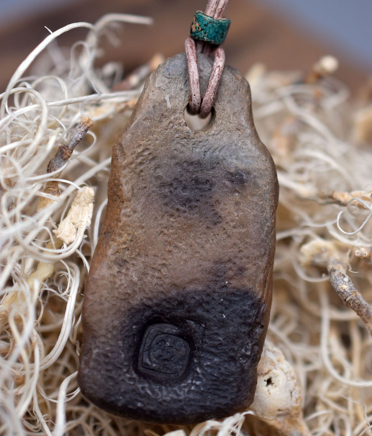 Handgefertigtes Amulett - nordisches Sonnenrad - Traditioneller Ton-Talisman für Glück & Wohlstand - mit Leder- oder Baumwollband