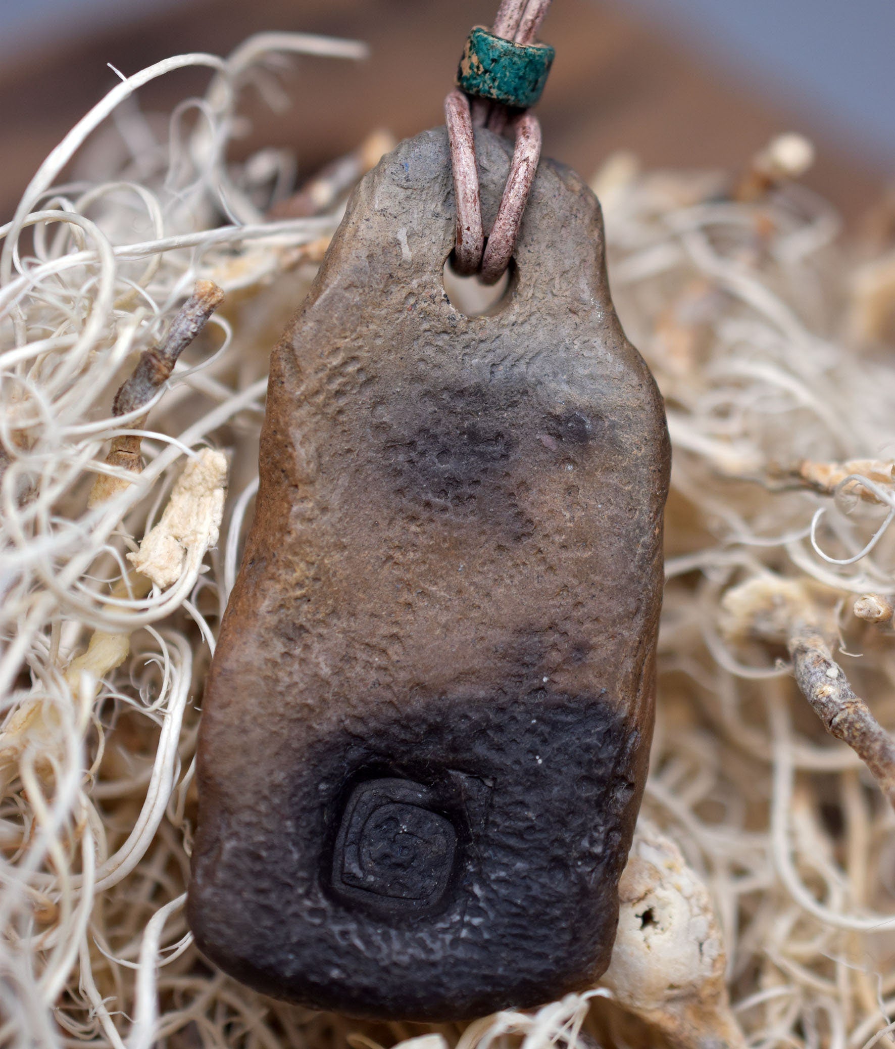 Handgefertigtes Amulett - nordisches Sonnenrad - Traditioneller Ton-Talisman für Glück & Wohlstand - mit Leder- oder Baumwollband
