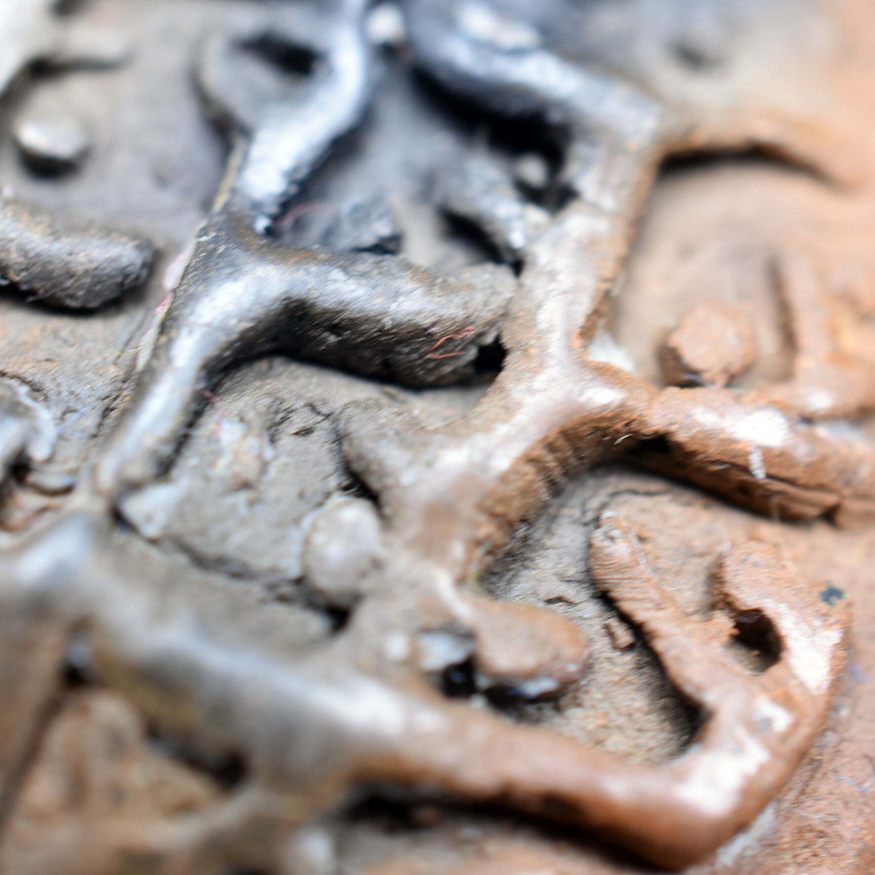 Einzigartiger Rauchbrand-Amulett Talisman – Tree of Gaia - Handgefertigter Glücksbringer aus Ton mit Leder- oder Baumwollband