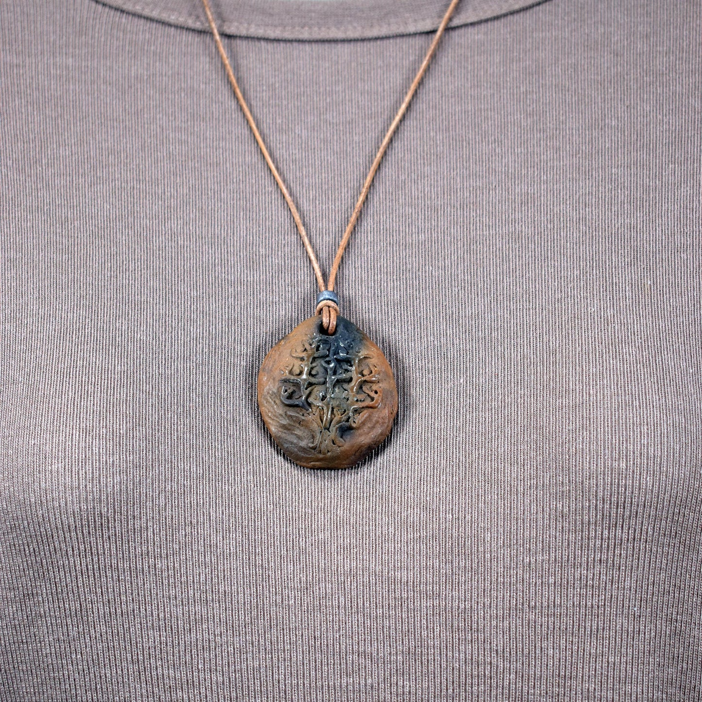 Einzigartiger Rauchbrand-Amulett Talisman – Tree of Gaia - Handgefertigter Glücksbringer aus Ton mit Leder- oder Baumwollband