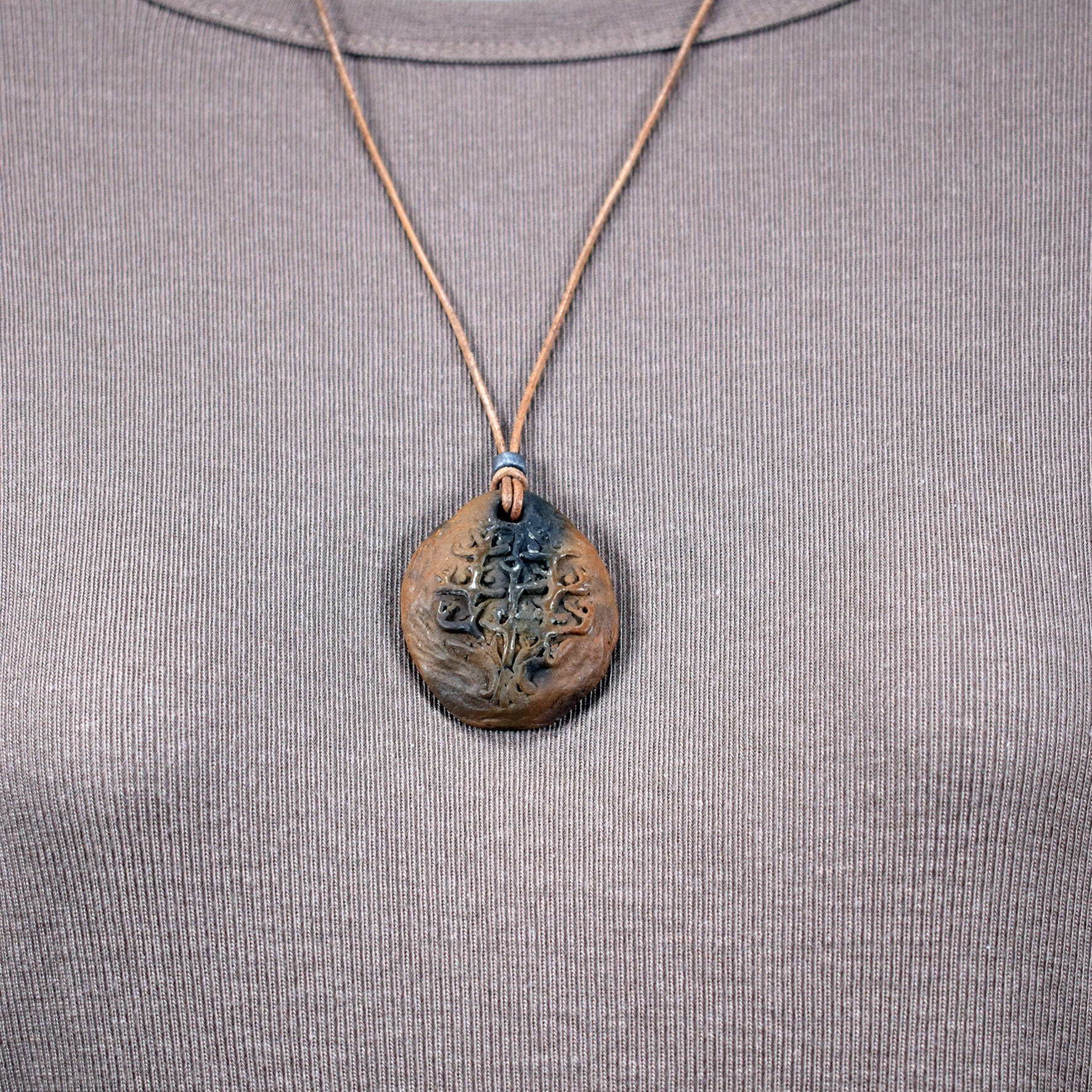 Einzigartiger Rauchbrand-Amulett Talisman – Tree of Gaia - Handgefertigter Glücksbringer aus Ton mit Leder- oder Baumwollband