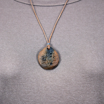 Einzigartiger Rauchbrand-Amulett Talisman – Tree of Gaia - Handgefertigter Glücksbringer aus Ton mit Leder- oder Baumwollband